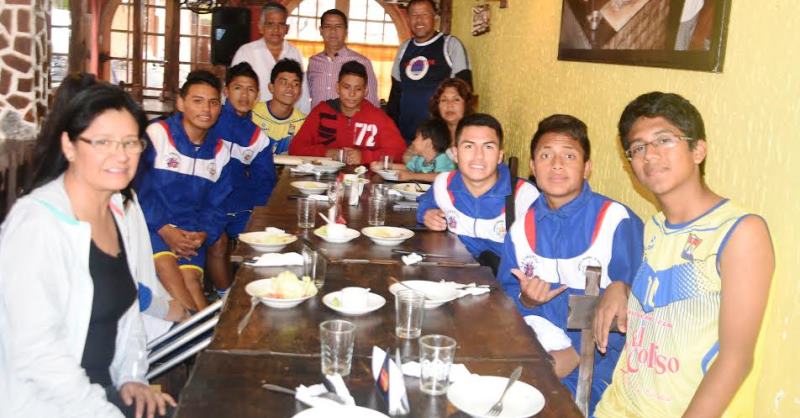 Municipio agasajó a selección de Vóley masculino del colegio Encinas  