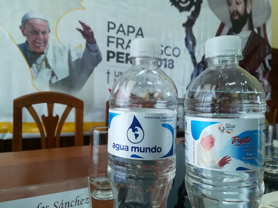 Trujillo: empresa venderá agua con fotografía del papa Francisco 