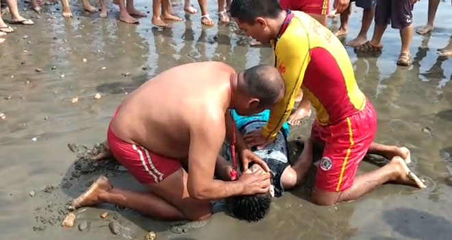 Niño salva de morir ahogado en la playa de Huanchaquito 