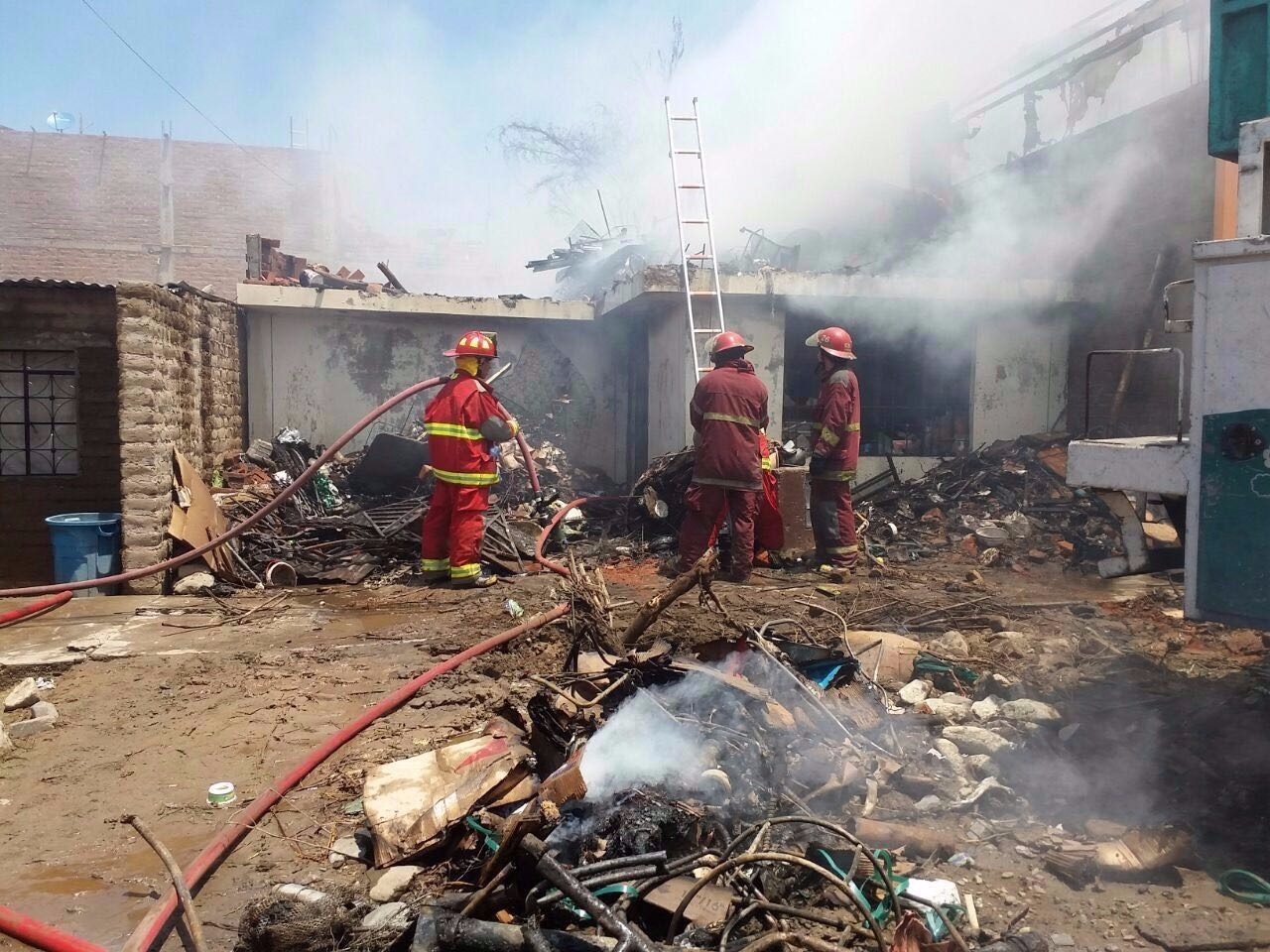 La Esperanza: Incendio arrasa con almacén de reciclaje