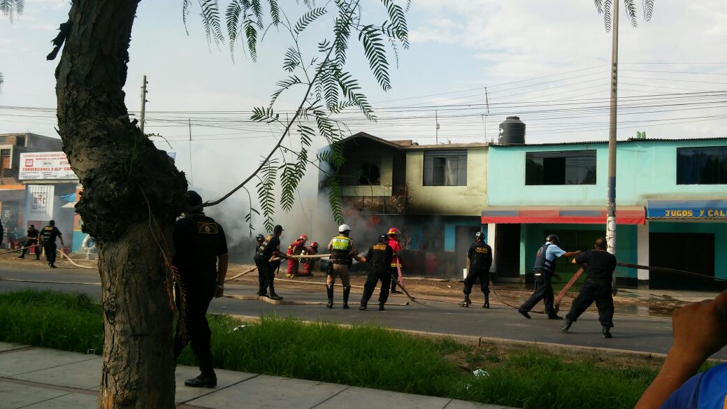 Trujillo: Se incendia tienda de lubricantes 