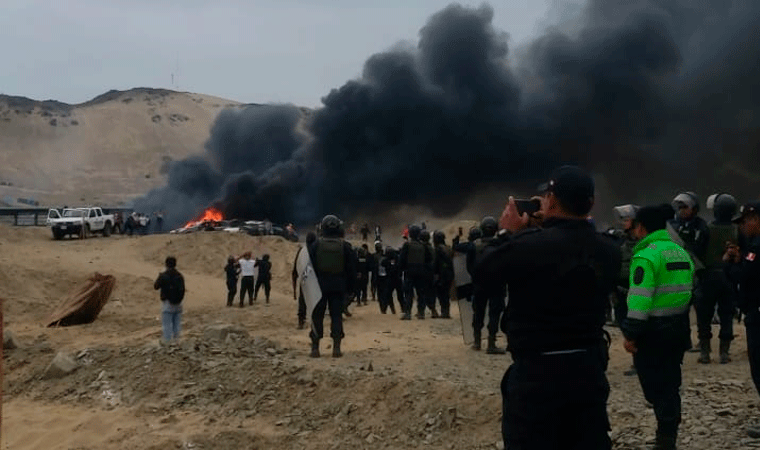 Chao: un  muerto y 14 heridos dejó enfrentamiento de policías e invasores