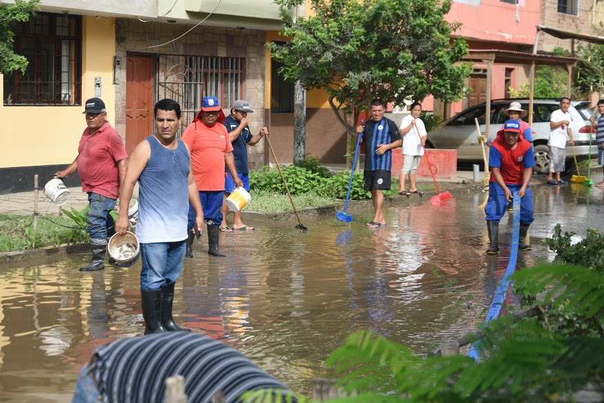 Alcalde de Víctor Larco participó en acciones de limpieza de su distrito tras las lluvias