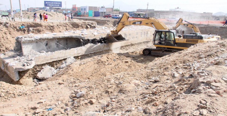 Destruyen alcantarilla de concreto que provocaba desborde de quebrada El León