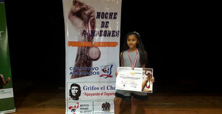 Premian a alumna de la escuela municipal de nado sincronizado como la mejor del 2017