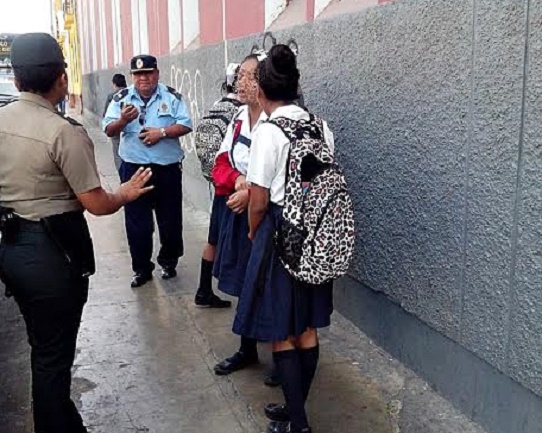Alumnas se evaden del colegio Marcial Acharán y son intervenidas por serenos de Trujillo