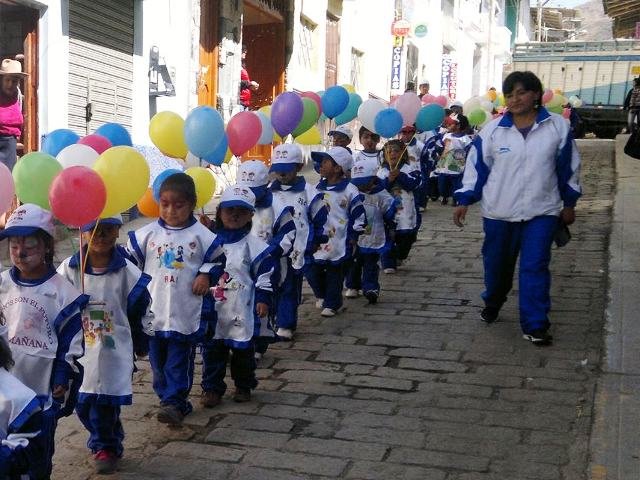 Otuzco: 120 niños de escuela inicial reciben sus clases en el estadio municipal