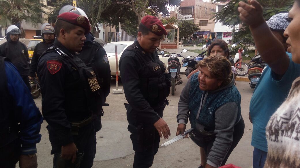Trujillo: ambulante amenaza con cuchillo a agentes ediles durante operativo