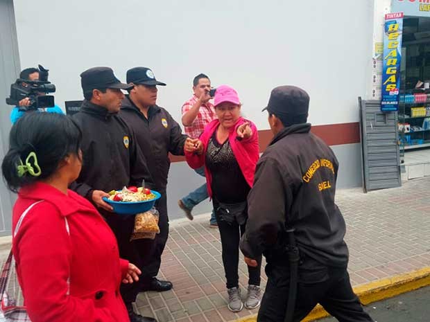 Ambulantes y agentes ediles protagonizan enfrentamiento en centro de Trujillo