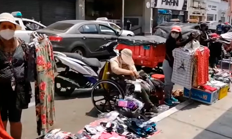 Comerciantes ambulantes toman calles de centro histórico en vísperas de Nochebuena
