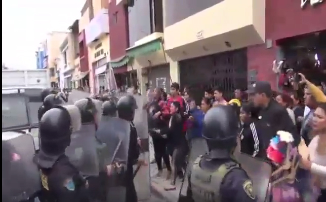 Ambulantes se enfrentan con la policía para que no sean erradicados