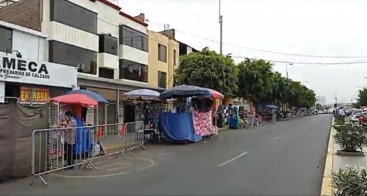 Comerciantes ambulantes hicieron su agosto invadiendo calles del centro histórico