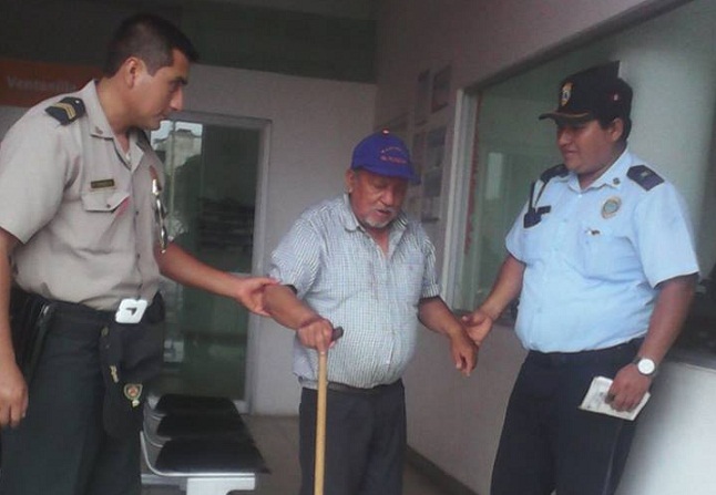 Anciano que no recordaba dirección de su casa fue devuelto a sus parientes