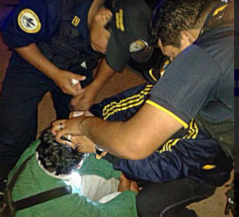 Trujillo: ayudan a anciano que cayó sobre una vereda y perdió el conocimiento