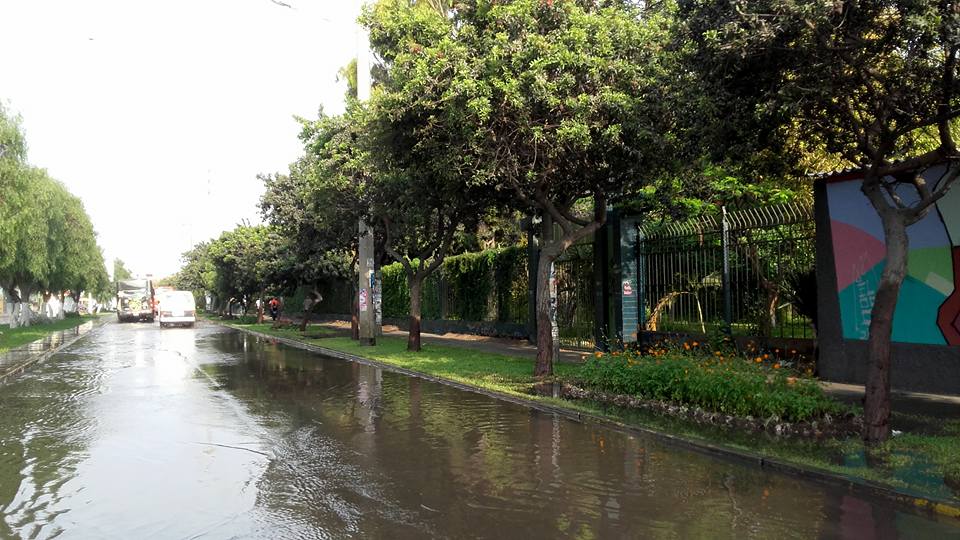 Calles de Trujillo se inundan por colapso de tuberías