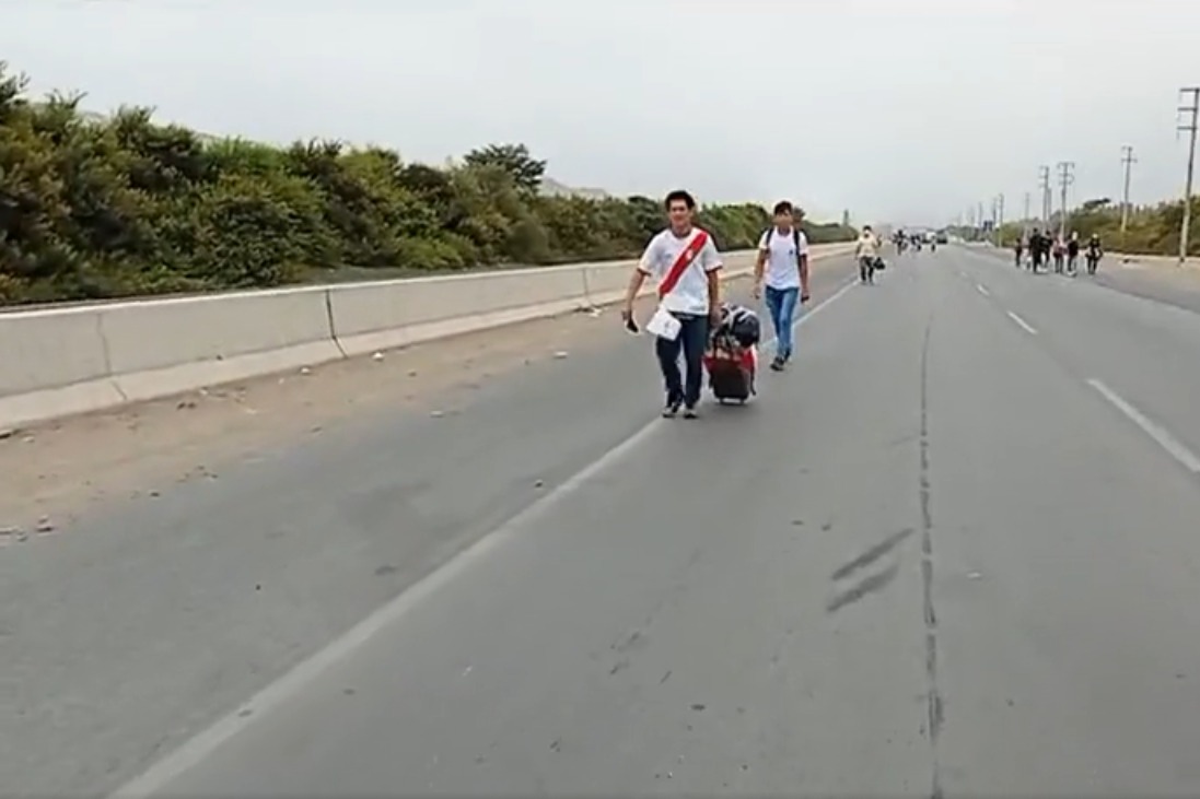 Virú: Pasajeros varados realizan trasbordo y otros caminan por la vía hacia sus destinos