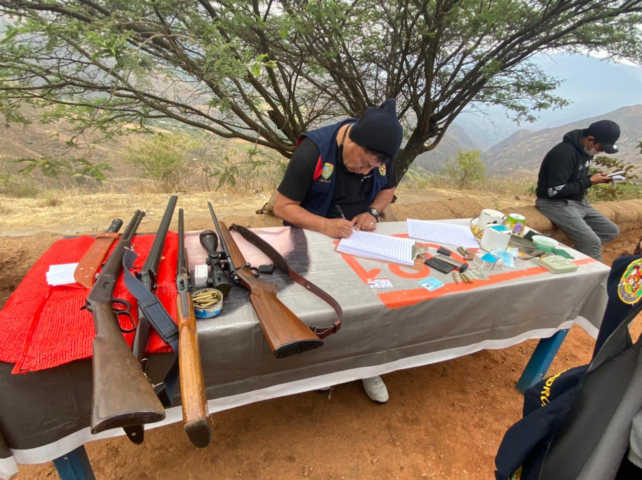 Encuentran a expolicía y a sujeto con arsenal de procedencia ilícita en Lucma