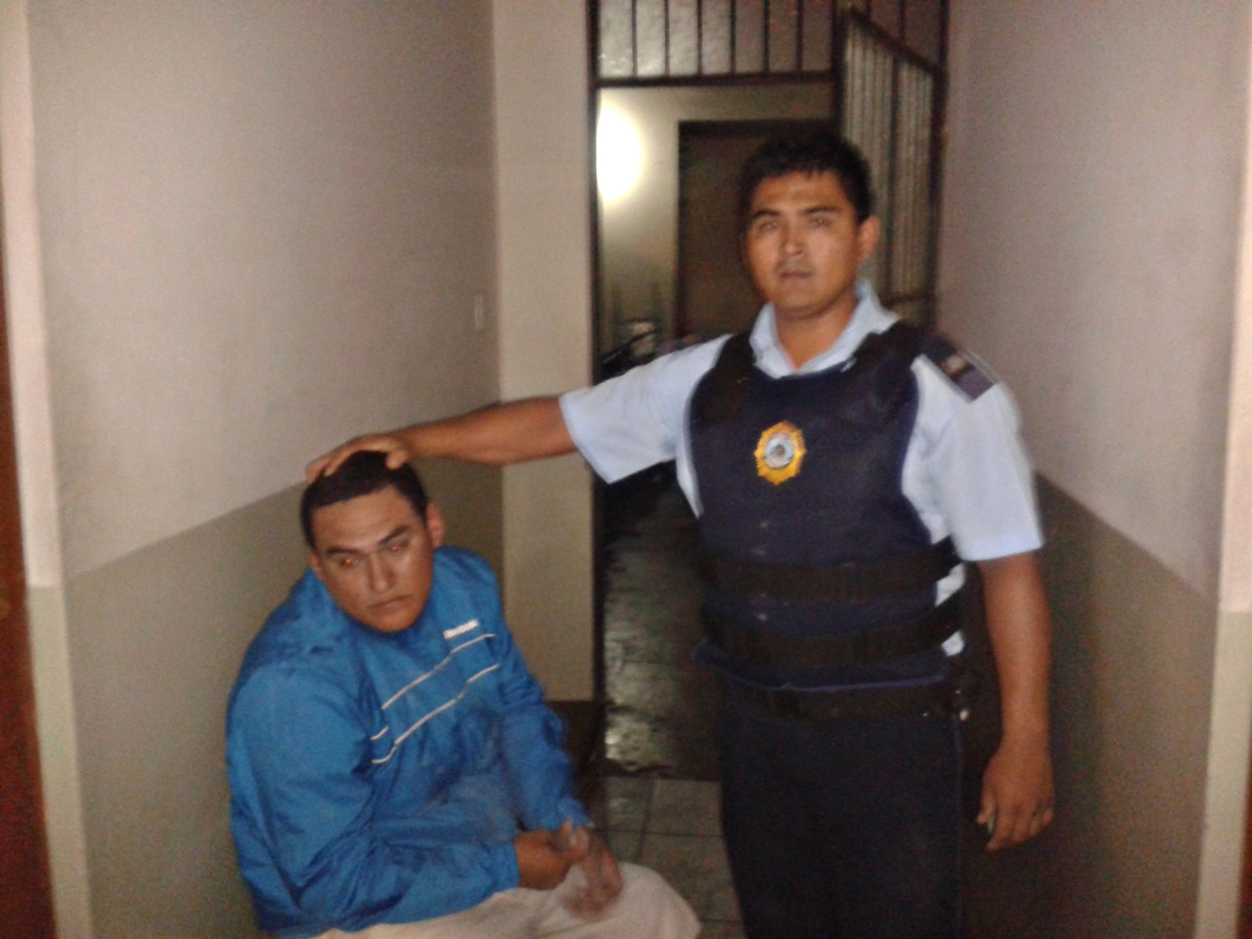 Arrestan a sujeto cuando robaba en una vivienda