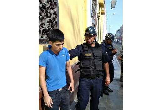 Intervienen a sujeto que le robó celular a una transeúnte