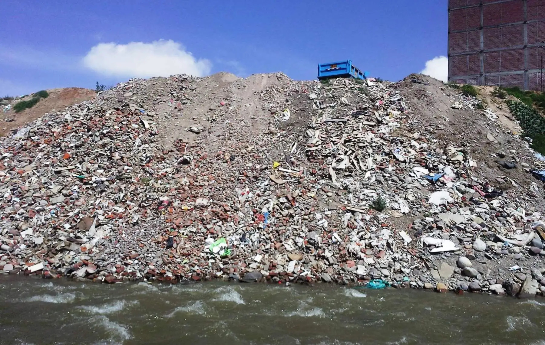 Aprueban que arrojo de basura a ríos se tipifique como exposición al peligro