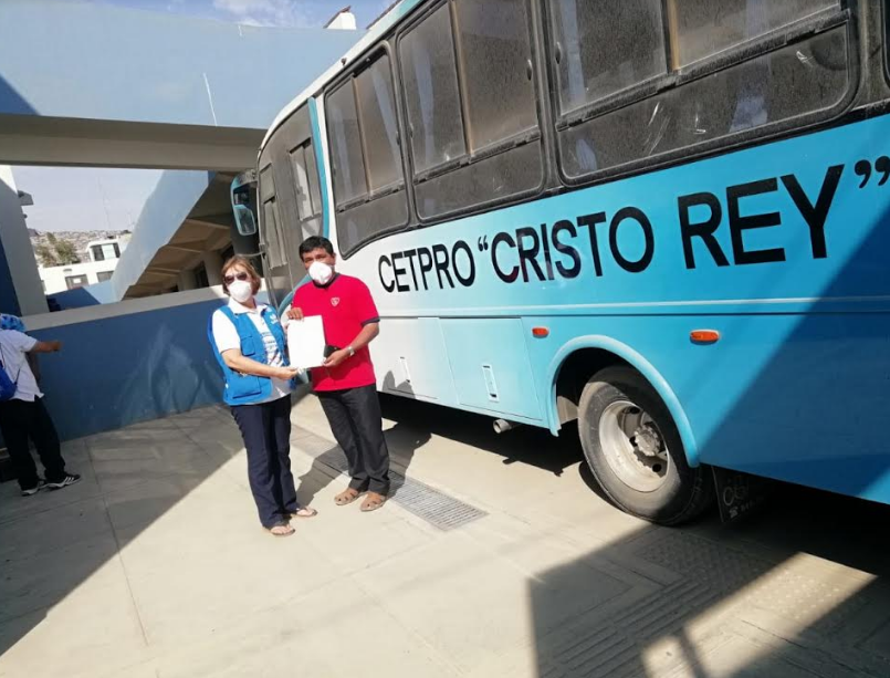 Trujillo: Iglesia pone a disposición bus para traslado de personal médico de EsSalud