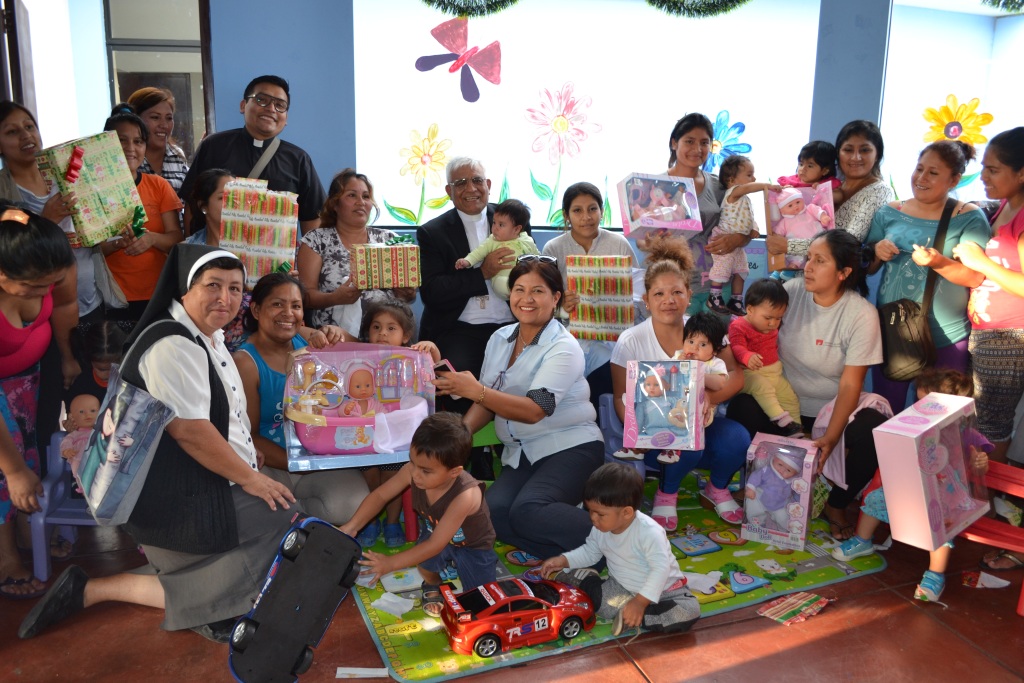 Arzobispo de Trujillo visitó a hijos de internas de penal El Milagro por Navidad