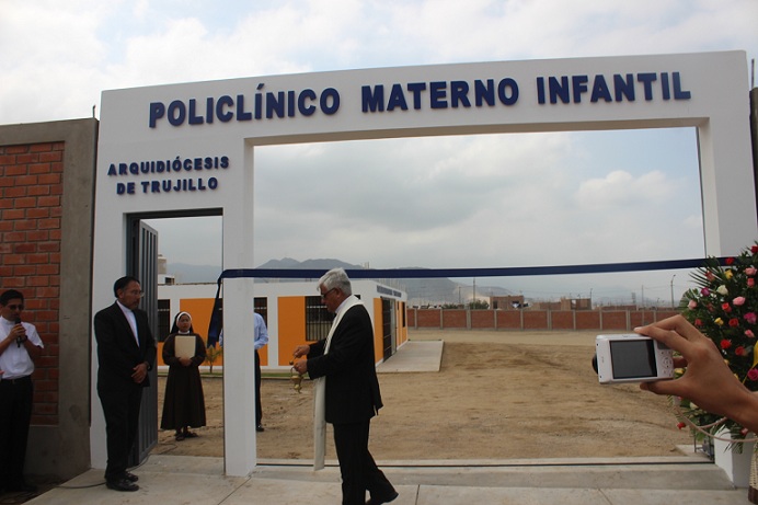 Arzobispo bendijo cerco perimétrico de Policlínico en Alto Trujillo