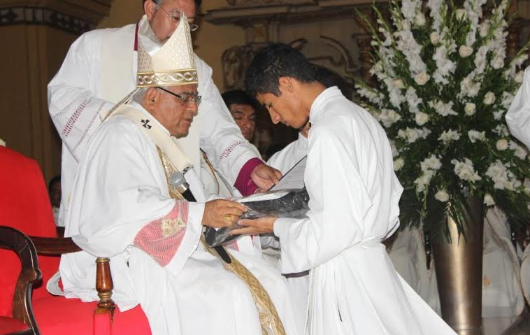 Este domingo 13 seminaristas recibirán albas y sotanas en la Catedral 