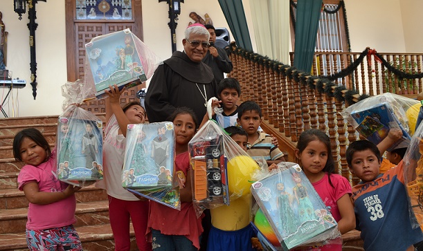 Trujillo:  200 Niños compartieron almuerzo con monseñor Miguel Cabrejos