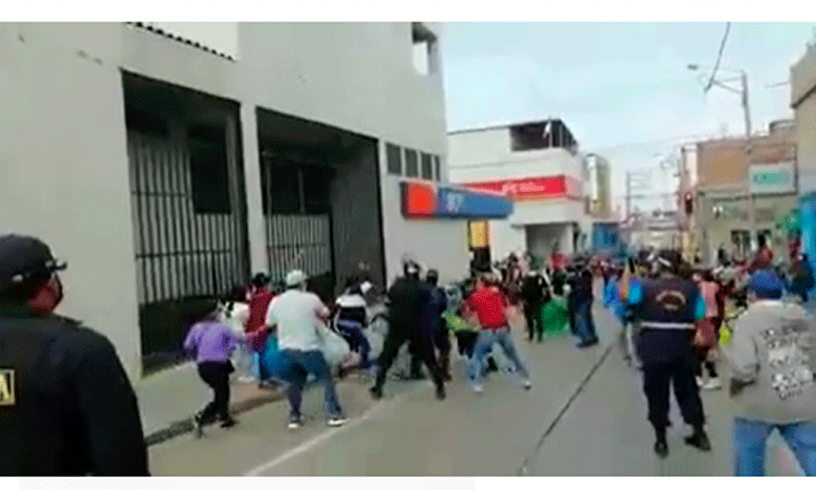 Chepén: ambulantes se enfrentan a policías y serenos para no ser desalojados