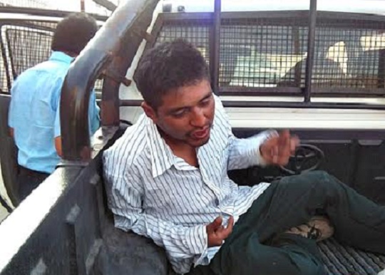 Arrestan a sujeto acusado por motociclista de robarle sus pertenencias (Video)