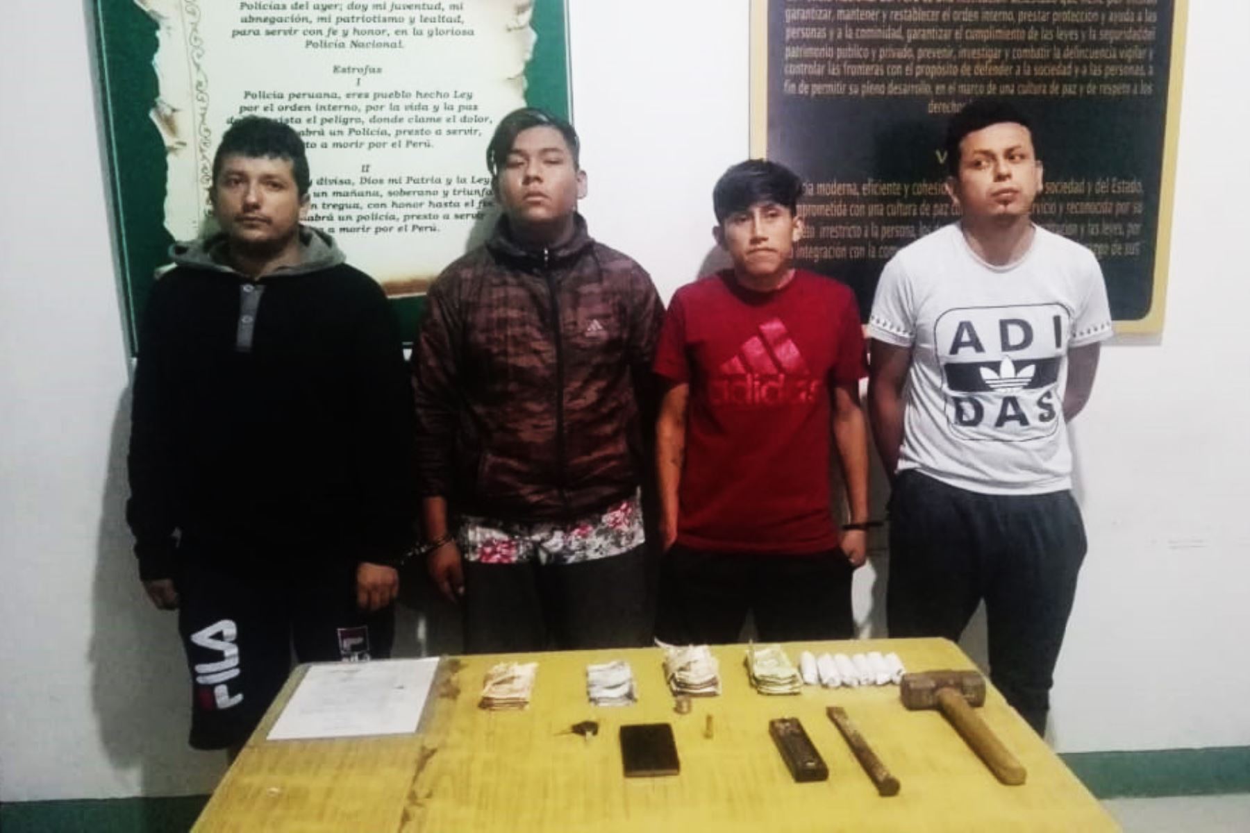 Policía detiene a cuatro presuntos miembros de banda criminal en Trujillo