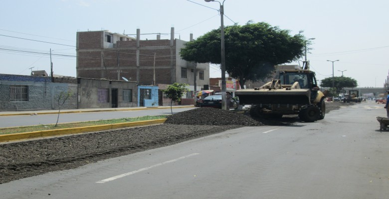 Municipalidad de Trujillo inició asfaltado de avenida La Marina