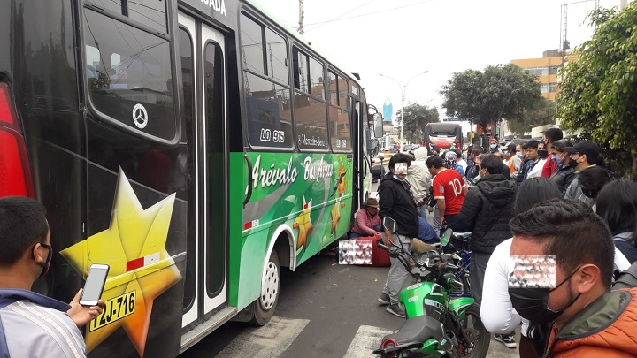 Trujillo: vendedor de golosinas parapléjico es atropellado por chofer de bus de la línea California