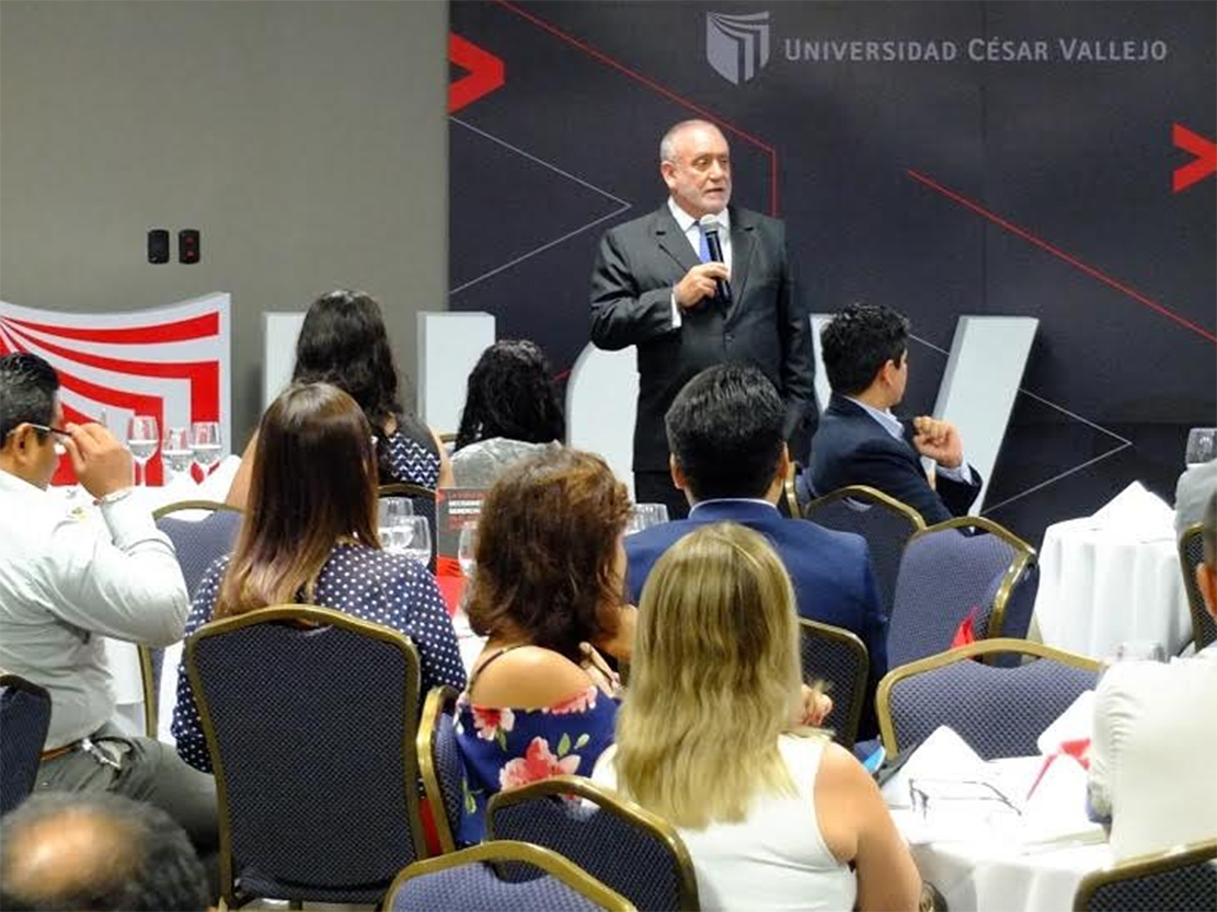 Augusto Álvarez Rodrich expone panorama político a empresarios trujillanos