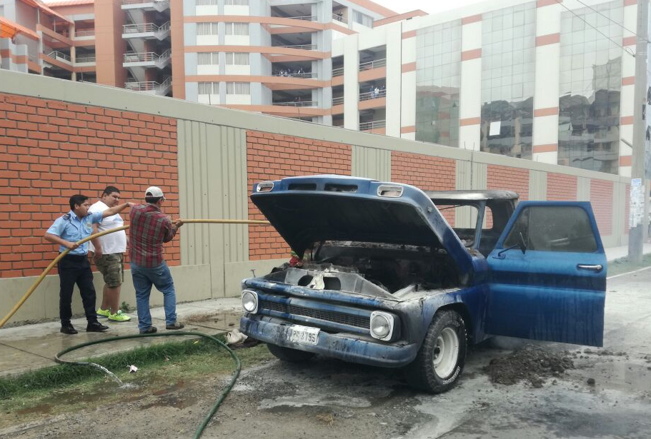 Camioneta se incendia a exteriores de universidad privada en Trujillo
