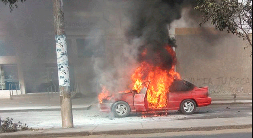 Trujillo: auto se incendia en avenida Nicolás de Piérola