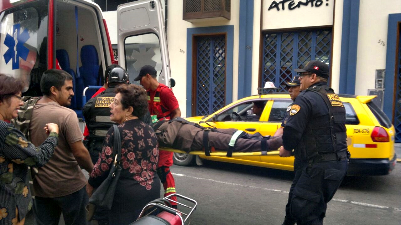 Anciana salvó de morir tras golpear su cabeza contra la vereda