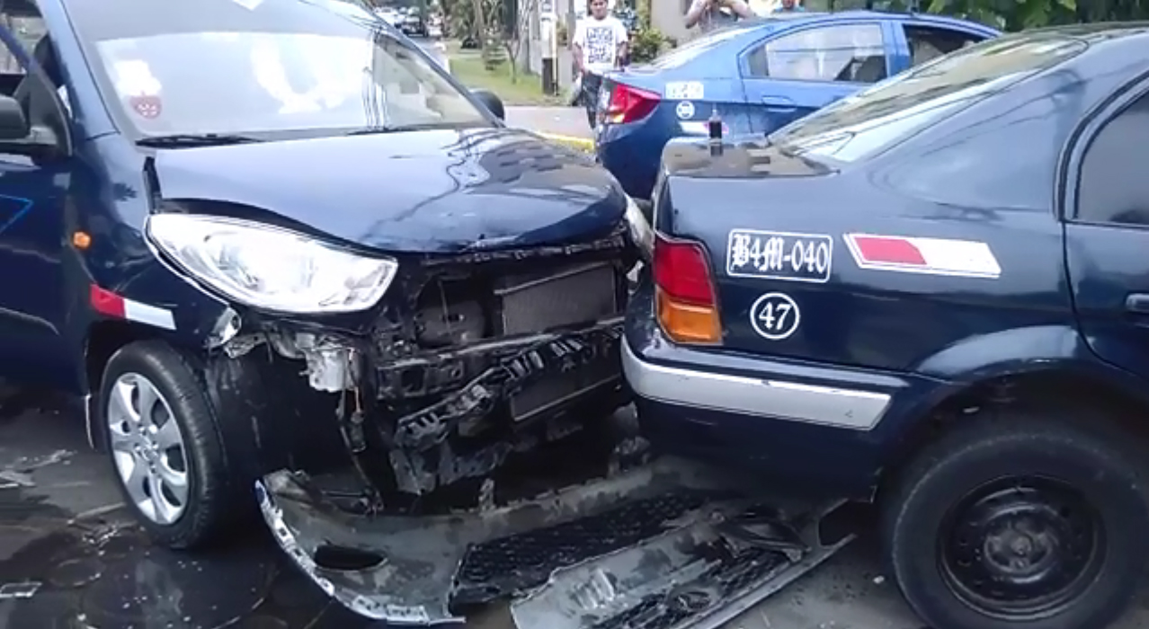 Madre y su hijo resultan heridos en choque