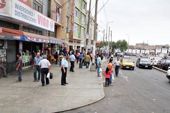 Intentan ordenar el comercio ambulatorio en la calle Sinchi Roca