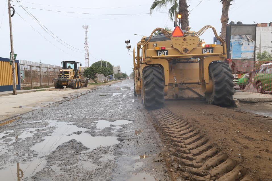 Alcalde de Trujillo arregla pistas de Víctor Larco