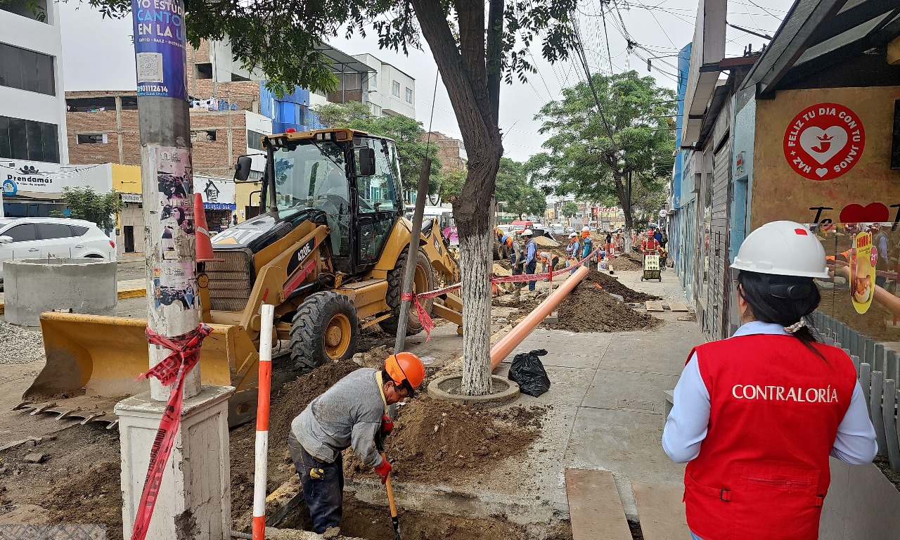 Detectan deficiencias y riesgos de atraso en obra de alcantarillado en la avenida España 