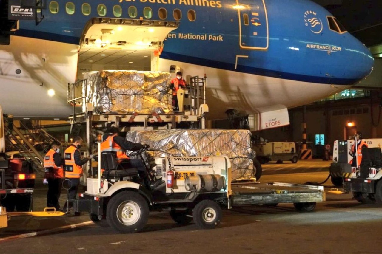 Perú recibirá 3.8 millones de dosis adicionales de Pfizer este año   