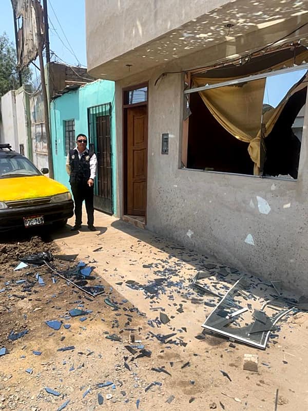 Auxilian a hombre afectado por explosión de gas