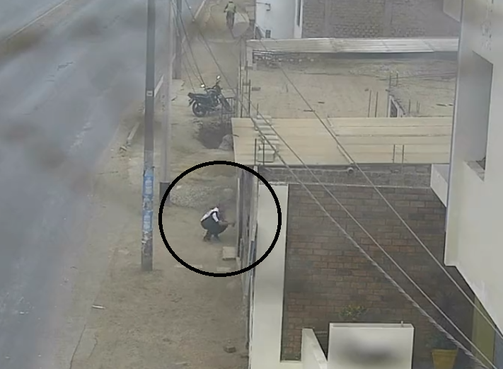 Barristas saquean minimarket delante de policías en Moche