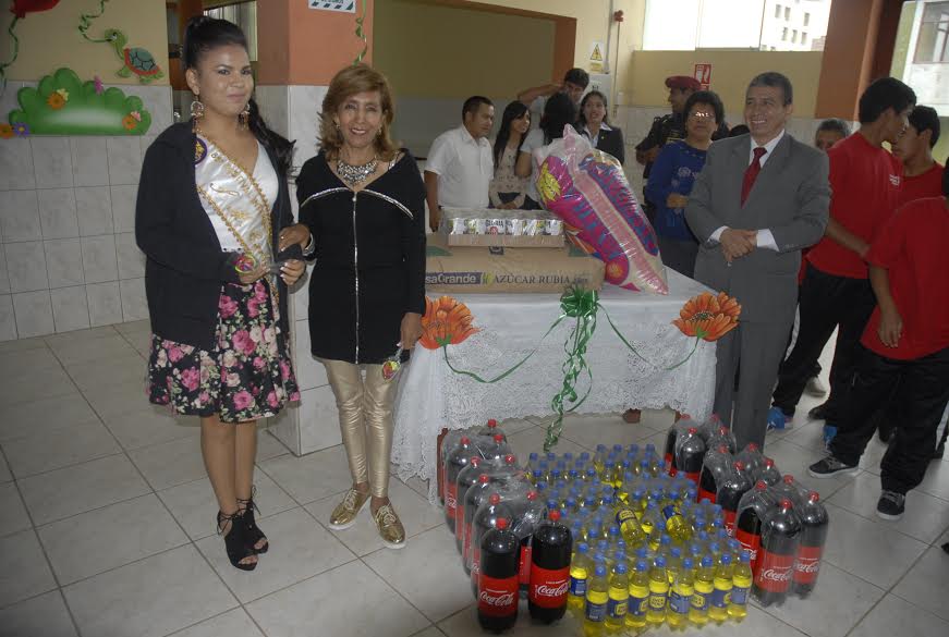 Reinas y bastoneras de la primavera visitaron el hogar San José