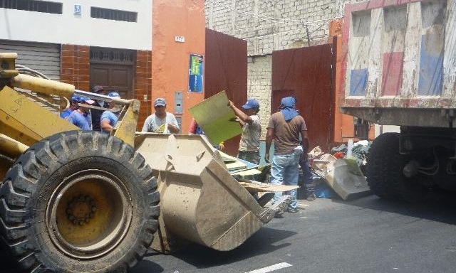 Más de 45 toneladas de basura retiraron de techos del centro histórico de Trujillo