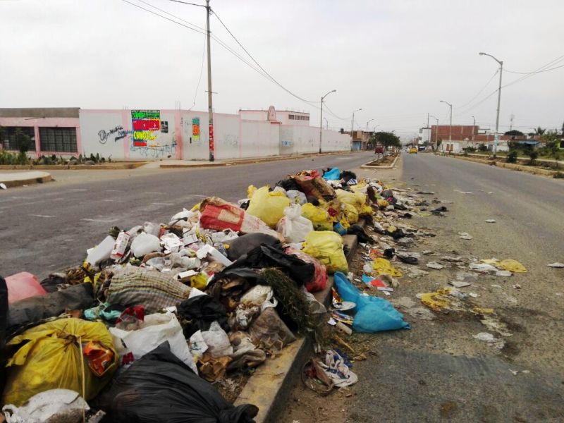 Alto Trujillo: colegio está rodeado de basura y temen por salud de los escolares