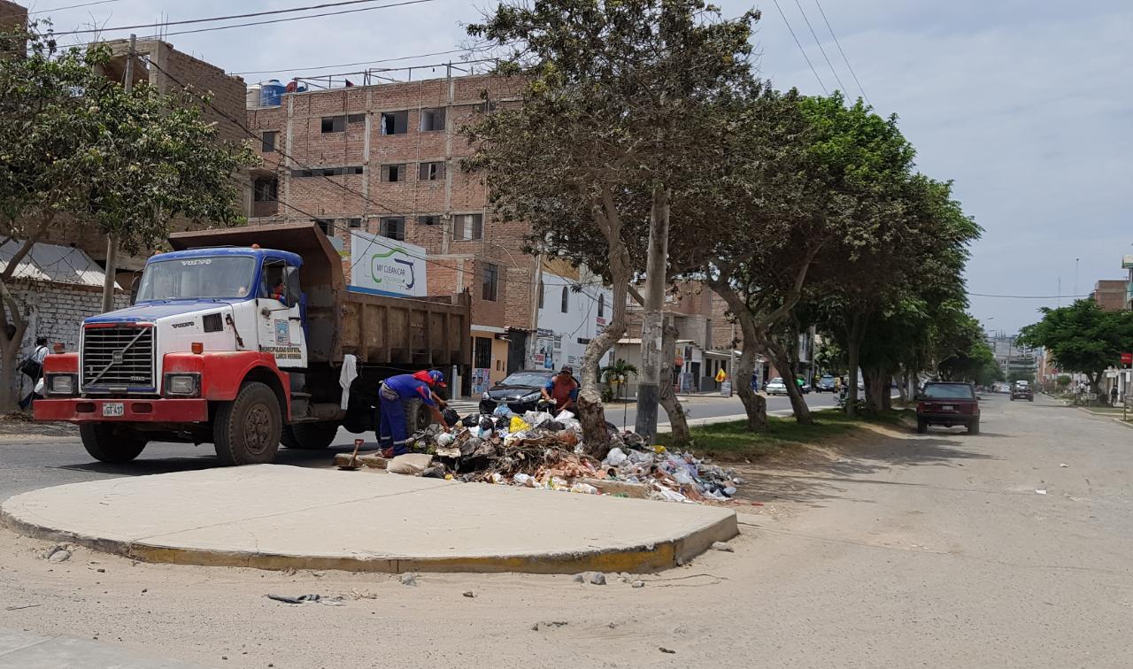 Trujillo: captan en vídeo a obrero del Segat arrojando basura en límite con Víctor Larco