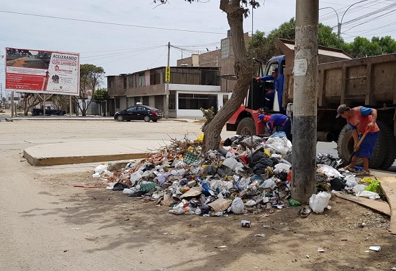 Alcalde de Víctor Larco invoca al Segat a recoger basura en límites de Trujillo con su distrito